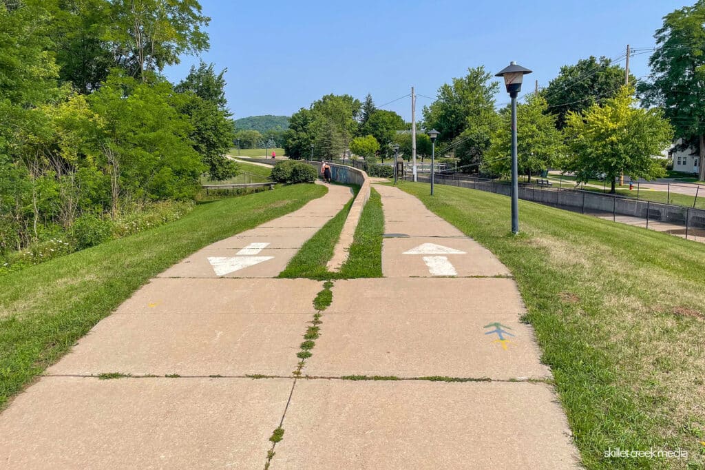 One-way sections with a wall between in the city of Richland Center.